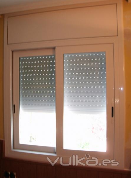 Ventana corredera de aluminio en rotura de puente trmico, con registro de persiana. Lacado blanco.