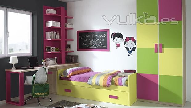Dormitorio juvenil con armario de puertas batientes con colores