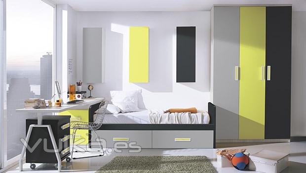Dormitorio juvenil con armario de tres puertas multicolor