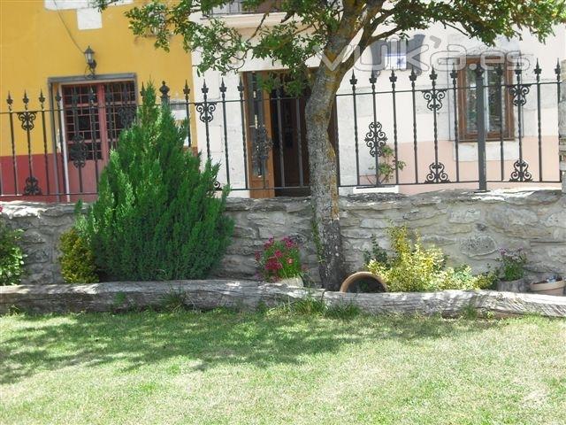 Jardin con Barbacoa y Mobiliario.