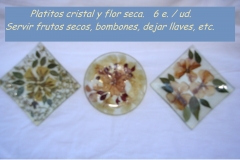 Platitos de cristal decorados con flor seca. 6 euro.