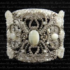 Brazalete de nacar para novia Chocolate. Nácar puro y cristal de Swarovski