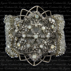 Brazalete de nacar para novia Bouganville. Nácar y Cristal de Swarovski
