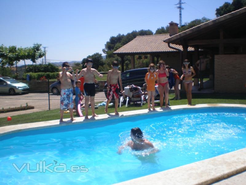 saltos de bomba en la piscina