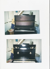 Antiguo piano inservible recuperado como mueble bar