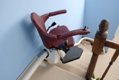 Unum: silla salvaescaleras para tramos curvos sistema con un unico rail