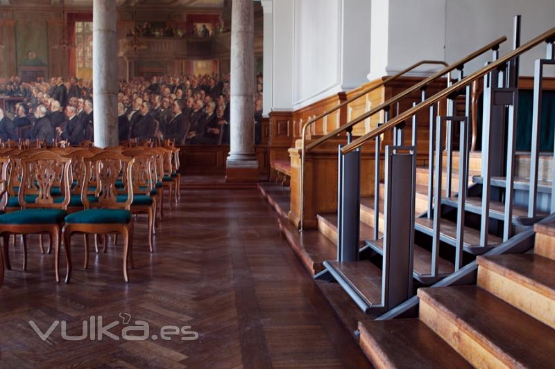 ADAPTO:  Escalera elevadora que se mimetiza con el entorno. Pasa de plataforma a escalera