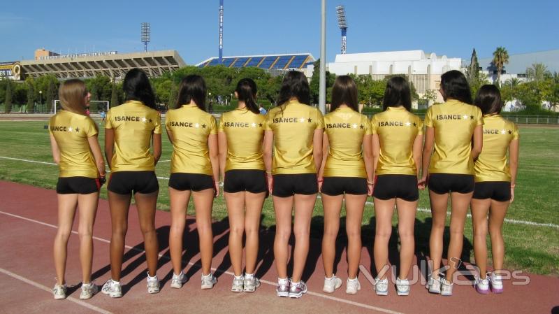 Equipacin a medida de un joven equipo femenino de atletismo de Alicante.
