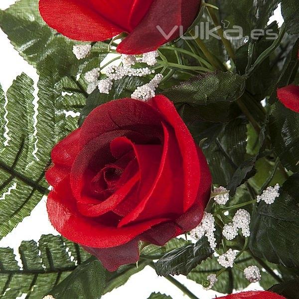 Todos los Santos. Ramo artificial flores rosas abiertas rojas en La Llimona (2)