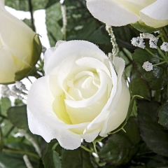 Todos los santos. ramo artificial flores rosas abiertas blancas en la llimona (2)