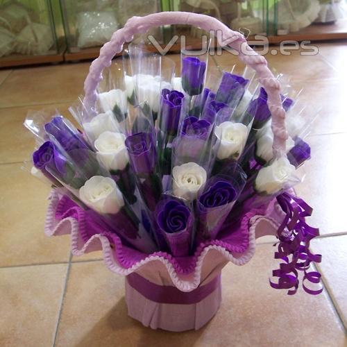 Flores de jabn en cesto decorado para boda