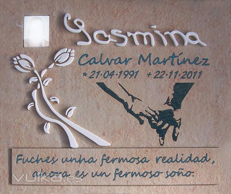Lpida en mrmol Cenia flameado con texto recordatorio en enmarcado en altorelieve.