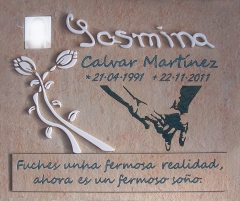 Lápida en mármol Cenia flameado con texto recordatorio en enmarcado en altorelieve.