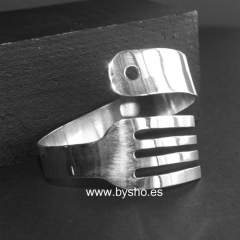 Pulsera tenedor en plata de ley hecha a mano, de diseño exclusivo.