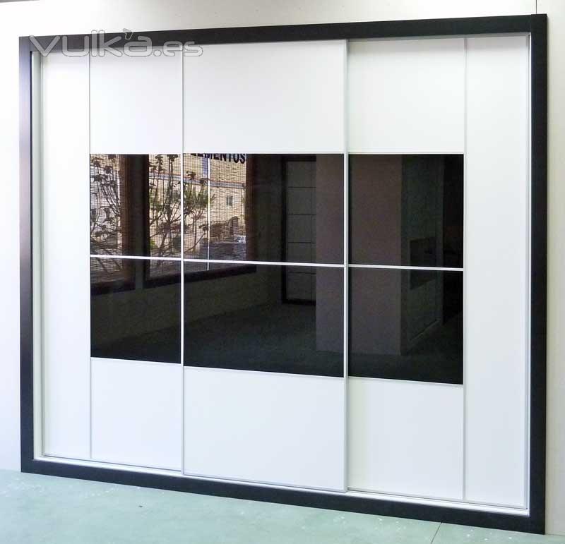 Frente armario a medida, vidrio negro y blanco