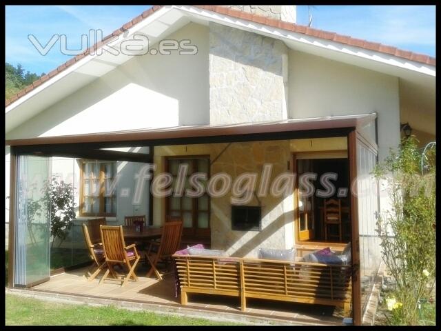 Obra realizada por Felsoglass Cortinas de Cristal en Respaldiza, estructura de Hierro y Techo Fijo.