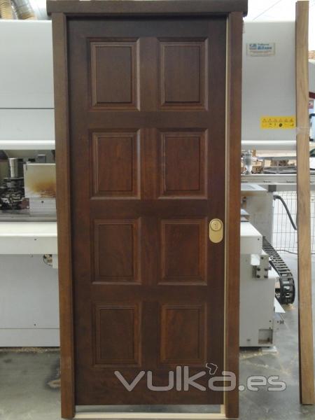 Puerta de exterior en madera de iroko