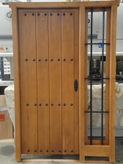 Puerta de estilo rustico con fijo