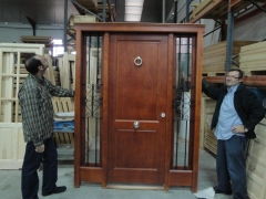 Puerta en madera de movila color sapely con dos fijos
