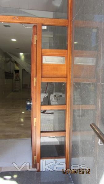 Restauraccion de una puerta de entrad a un blque de pisos
