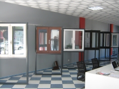 Expositores con diferentes series de ventanas