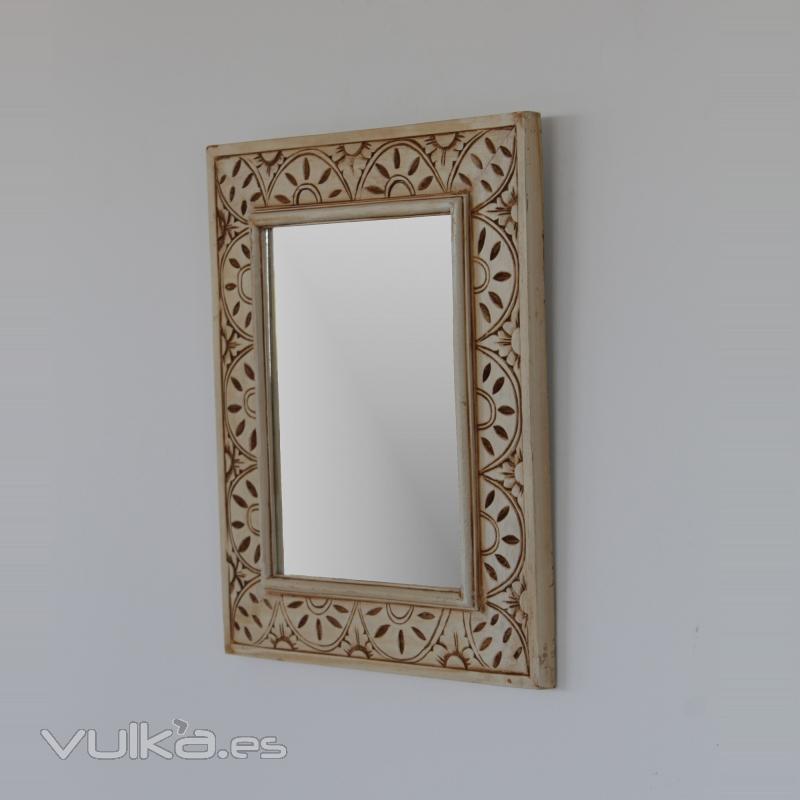 Espejo decorativo estilo rústico. Madera tallada a mano, su precio 50 EUR