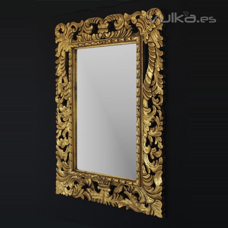Espejo estilo barroco en madera natural, acabado en oro. 150 EUR