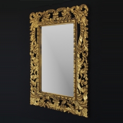 Espejo estilo barroco en madera natural, acabado en oro. 150 eur