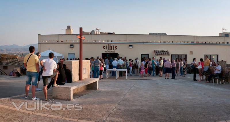 Amplia terraza en plaza peatonal 