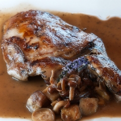 Paletilla de cordero lechal asada al horno a baja temperatura