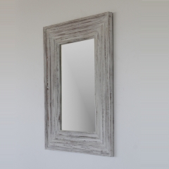 Espejo en madera natural acabado en blanco decapado , 70x100 su precio 80 eur