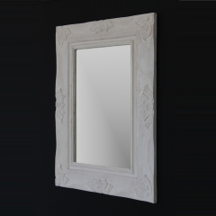 Espejo en madera y tallado a mano terminado en blanco romantico, 70x90 su precio  60 eur