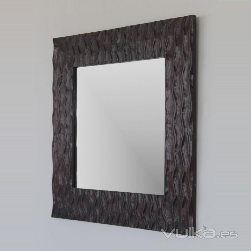 Espejo en madera natural , artesanal, color natural y blanco , 78x105 su precio 60 EUR