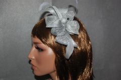 Diademas tocado realizadas en rafia y adornada con plumas por 795eur