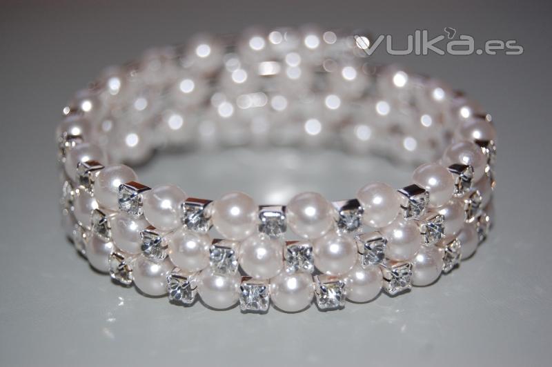 Pulsera para novias formada por perlas blancas y brillos.