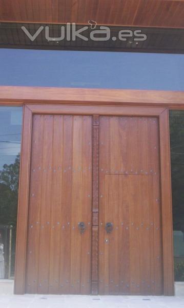 Puerta de 400 x 220 en iroko macizo para chalet en Caspe