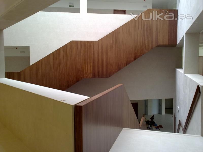 Forrado de Escalera en madera de nogal americano en obra Juzgados de Tudela (Navarra)