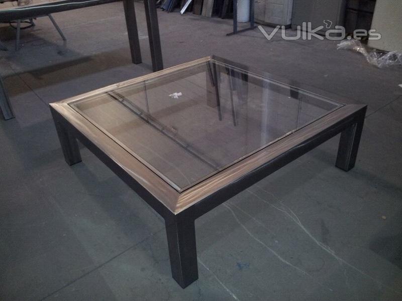 mesa acero pulido y pintado con pintura termoendurecible transparente