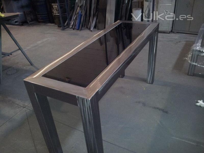 mesa acero pulido y pintado con pintura termoendurecible trasparente y vidrio negro