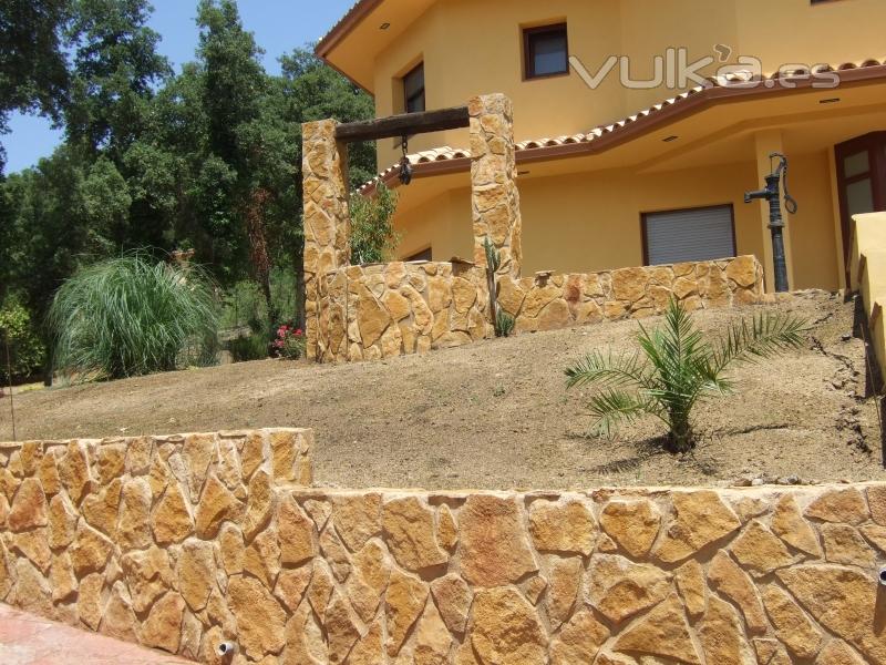 OBRA REALIZ. VIVIENDA CON  VALLA, POZO DECORACION RUSTICA