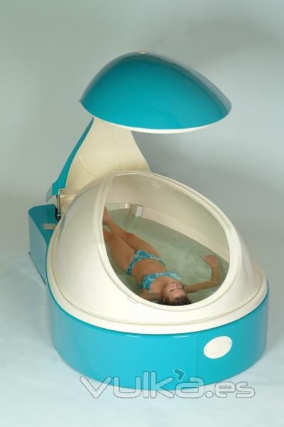 Cabina de flotarium con chica flotando