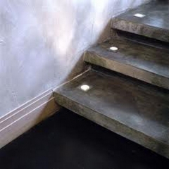 Microcemento: escaleras con halogenas semi-empotradas
