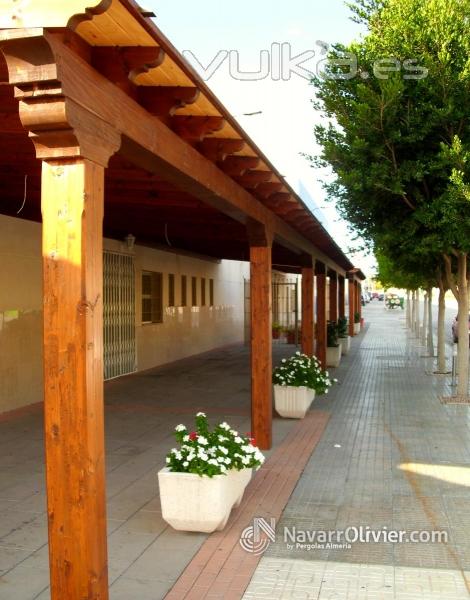 Pergola adosada  con cubierta en tablero fenlico ranurado en blanco decape. by NavarrOlivier.com