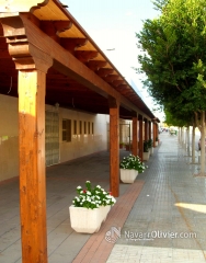 Pergola adosada con cubierta en tablero fenolico ranurado en blanco decape by navarroliviercom