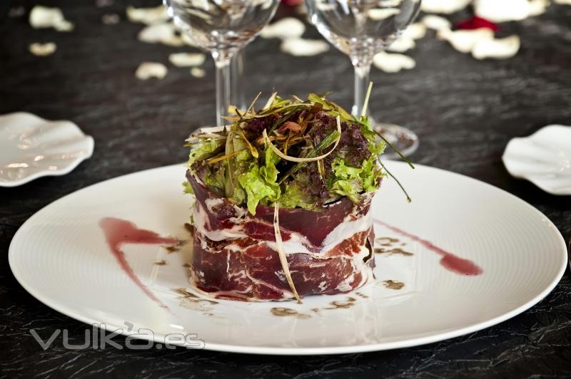 Ensalda de alcachofas confitadas con jamn de guijuelo, vinagrte de almendras y chips de alcachofa