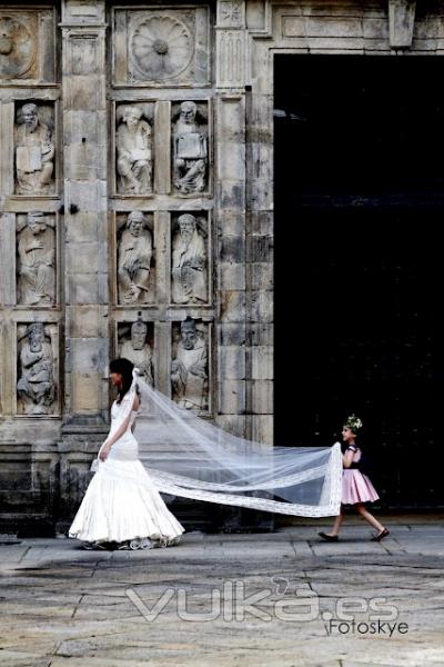 Vestido de novia en seda salvaje con velo a juego,y vestido de niña en seda salvaje y tul.