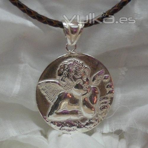 Angelote de Plata http://www.elrincondemisalhajas.com/colgantes-de-plata-con-leyenda/420-colgante-de