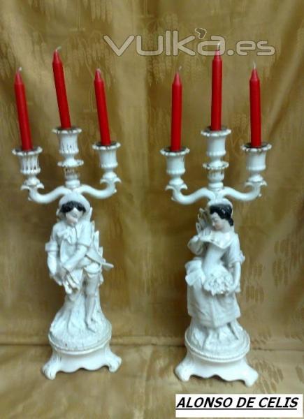 SIGLO XIX. PAREJA DE CANDELABROS EN PORCELANA