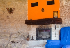 Salon con chimenea casa rural martintxorena valle de goni