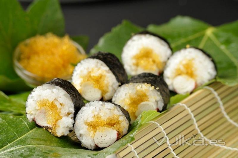 Maki de surimi con huevas de pez volador